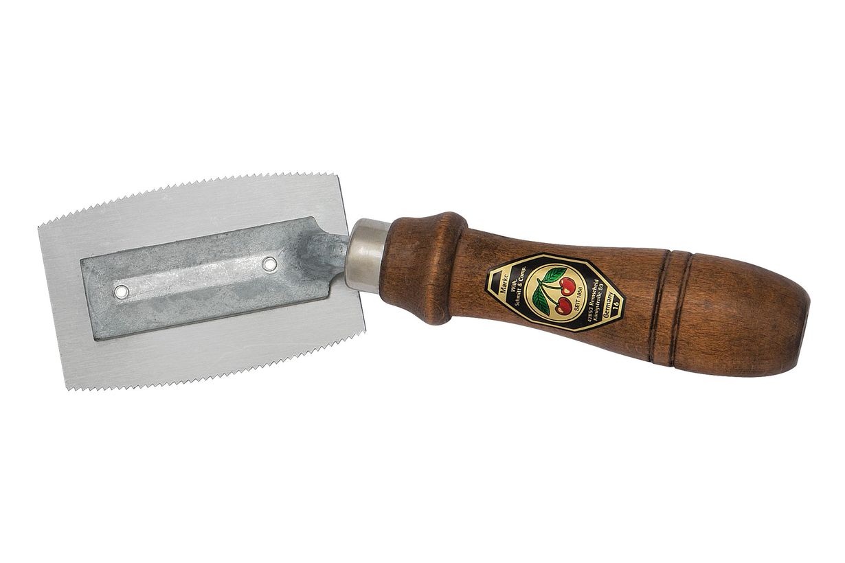 Нож для резки шпона резьба с обеих сторон,с изогнутой деревянной рукояткой.